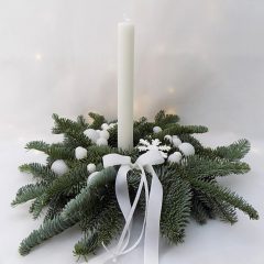 Karácsonyi asztaldísz élő nobilis fenyőből  