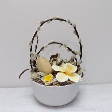 Tavaszi asztaldísz barkával, nárciszokkal, fa tojással. ∅:18x27 cm