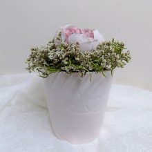 Kerámia kaspó aszatldísz, virágokkal.