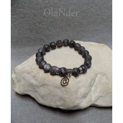 Férfi ásványkarkötő, kukac medállal