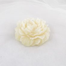 Krém színű paeonia gyertya, anyáknapi csomagolásban ∅:8x3,5cm 