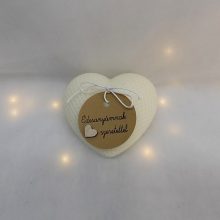 Fehér szívgyertya dobozban, anyáknapi cimkével 10x9,5x4 cm