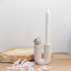  Kétlyukú, bordás kerámia  gyertyatartó, gyertyával és szárazvirággal. 10x9x27 cm