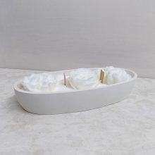 Ovális gyertyatál fakanóccal, viaszvirágokkal 22x8,5x6,5 cm 