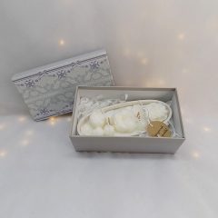   Ovális gyertyatál dobozban, fakanóccal, viaszvirágokkal 22x8,5x6,5 cm 