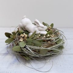 Húsvéti aszataldísz, porcelán nyuszival.∅:25 cm
