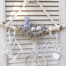 Húsvéti ajtódísz nyírfaágon. 37x47cm