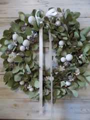   Karácsonyi ajtó/falidísz eukaliptusz, matt fehér gömbökkel  Ø:52