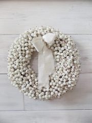   Fehér hóbogyós koszorú, karácsonyi ajtódísz szalaggal ∅:30cm