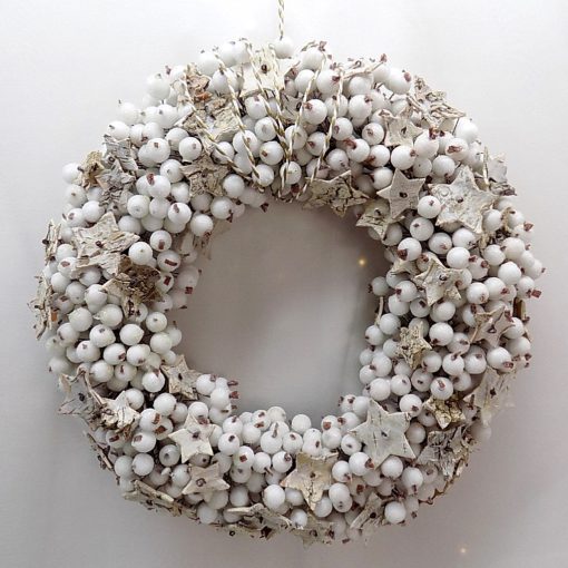 Fehér hóbogyós koszorú, nyírfa csillagokkal ∅:30cm