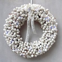 Fehér hóbogyós koszorú, ledes világítással ∅:28cm
