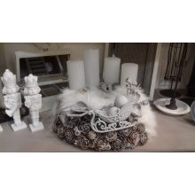 Elegáns fehér műszőrme adventi koszorú, tobozokkal,szánkóval. Shabby chic stílusú. Ø:32 cm