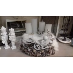   Elegáns fehér műszőrme adventi koszorú, tobozokkal,szánkóval. Shabby chic stílusú. Ø:32 cm