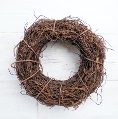    Türkiz-fehér  adventi koszorú kockás szalaggal és üveggömbökkel.Ø:27cm