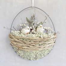 Madaras ajtódísz fémkosárban 32x28 cm