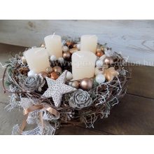 Adventi koszorú ág alapon gyömbér színű gömbökkel.Ø:32x11cm   /k1/