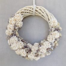 Hortenziás koszorú, natúr vessző alapon. ∅:33cm