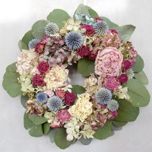 Természetes ajtódísz hortenziával, eukaliptusszal. ∅:35 cm