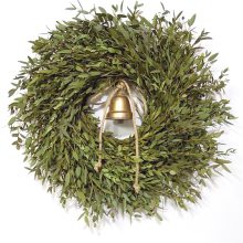 Eukaliptusz koszorú karácsonyi kiegészítőkkel. ∅:55-58 cm