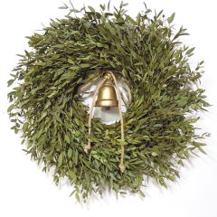   Eukaliptusz koszorú karácsonyi kiegészítőkkel. ∅:55-58 cm