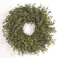 Eukaliptusz koszorú karácsonyi kiegészítőkkel. ∅:55-58 cm