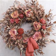 Természetes eukaliptusz koszorú, tobozzal és rózsával. ∅:50 cm