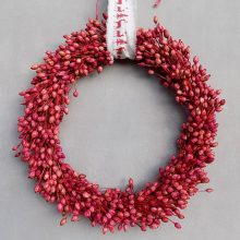 Természetes, tartós, téli ajtódísz, piros bogyókkal, pamut szalaggal.∅:32 cm