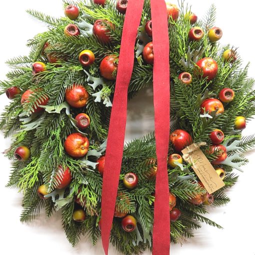 Műfenyő koszorú, élethű almákkal és bogyókkal ∅:50 cm