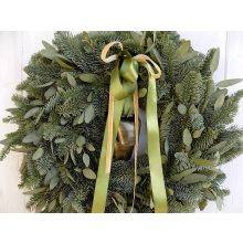 Nagy élőnövény koszorú nobilis fenyőből, eukaliptusszal, kolomppal ∅:55-58 cm