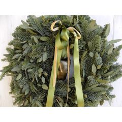  Nagy élőnövény koszorú nobilis fenyőből, eukaliptusszal, kolomppal ∅:55-58 cm