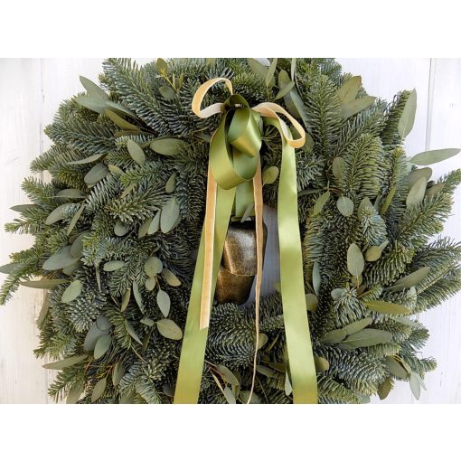 Nagy élőnövény koszorú nobilis fenyőből, eukaliptusszal, kolomppal ∅:55-58 cm