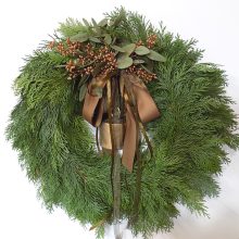 Élőnövény koszorú, antikarany haranggal. 50cm