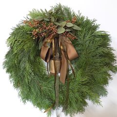 Élőnövény koszorú, antikarany haranggal. 50cm