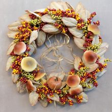 Őszi selyemvirág ajtódísz, bogyókkal. ∅:48 cm