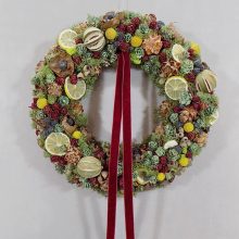 Természetes, tartós, téli ajtódísz,  bársony szalaggal.