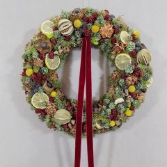   Természetes, tartós, téli ajtódísz,  bársony szalaggal.