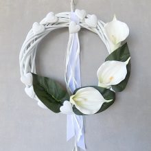 Vesszőroszorú fehér kálával. ∅:32 cm