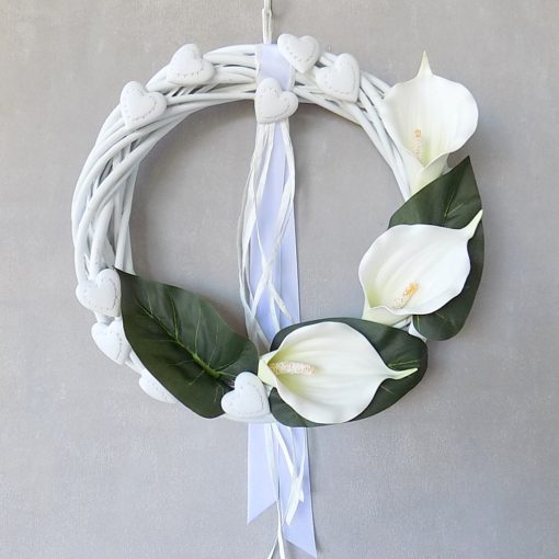 Vesszőroszorú fehér kálával. ∅:32 cm