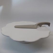 Hullámos szélű, kerámia tortatál, kiszedőlapáttal, angyalos. Ø:29cm   /k1/+